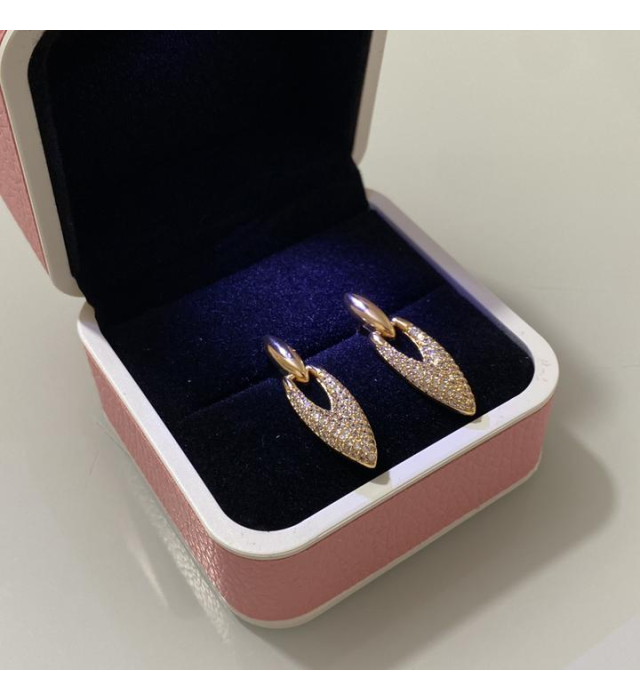 Brinco delicado com cravação