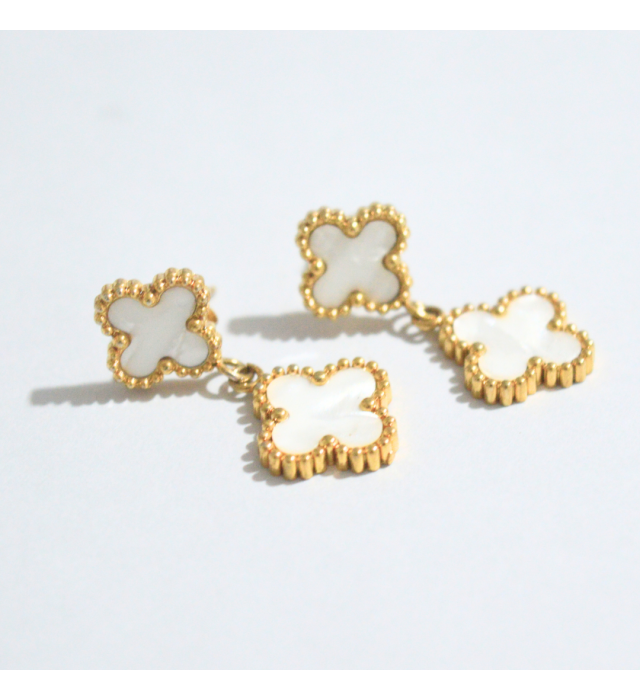 Brinco modelo trevo branco duplo