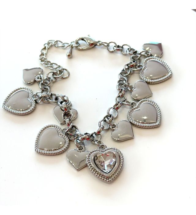 Pulseira prateada com pingentes robustos