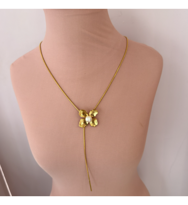 Colar gravata regulável com flor e pérola