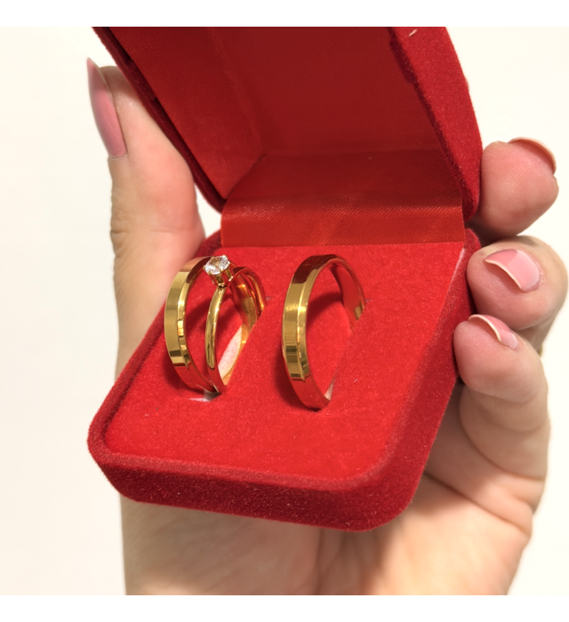 Par de alianças aço inox dourado + solitário